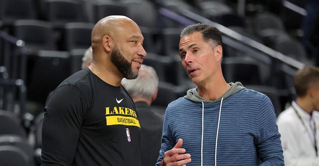 也有人高举 也有人高举